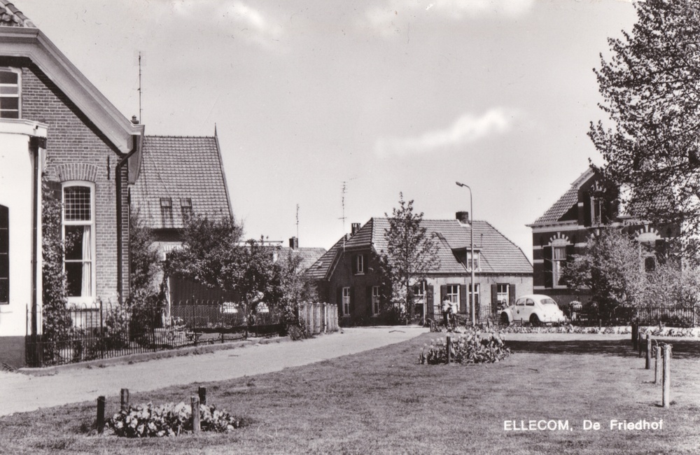 Blik op de Friedhof met smederij links - 1975