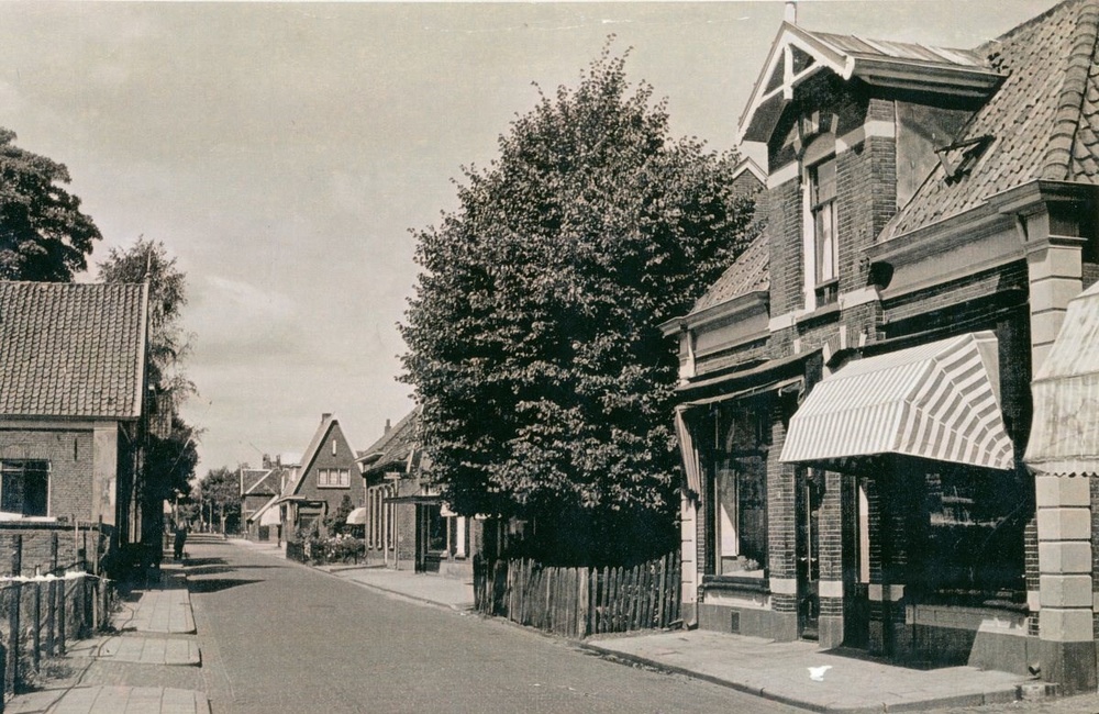 Rechts: Slagerij Broshuis (linker deel) - 1949
