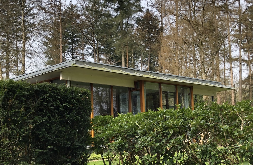 Moderne aanbouw aan Kerklaan 8