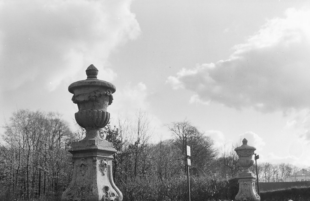 Kasteel Biljoen: siervazen op voetstukken (1965)