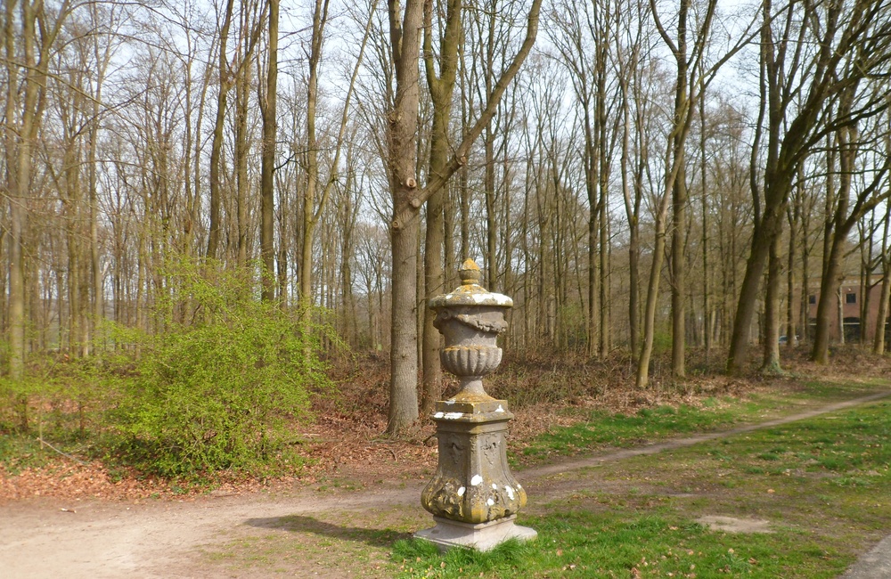 Een van de vazen bij de toegang