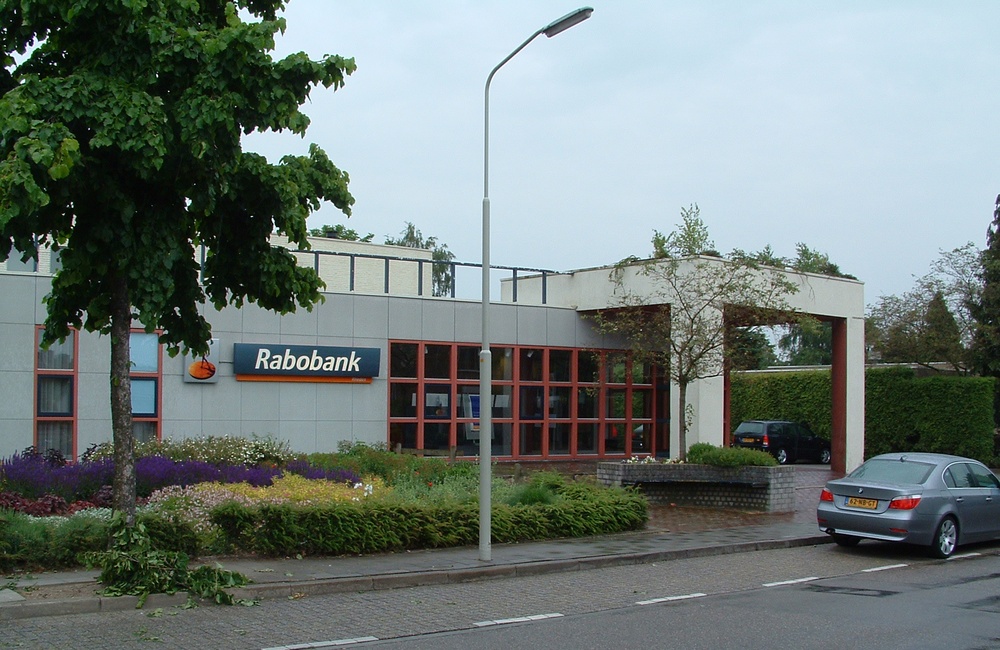 Rabobank Rheden links vooraanzicht - 2004