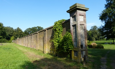 Hof te Dieren Muur in park