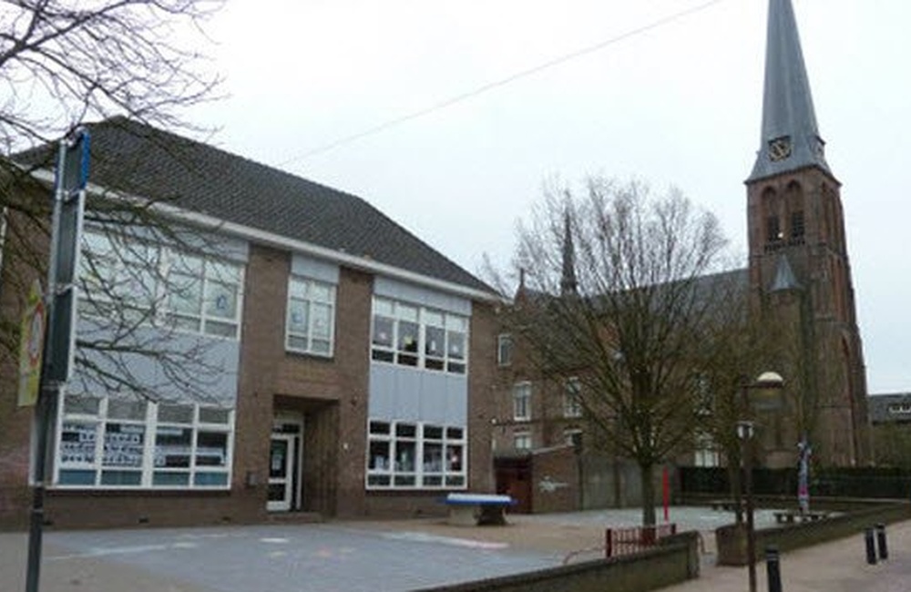 Fredericusschool, naast de kerk