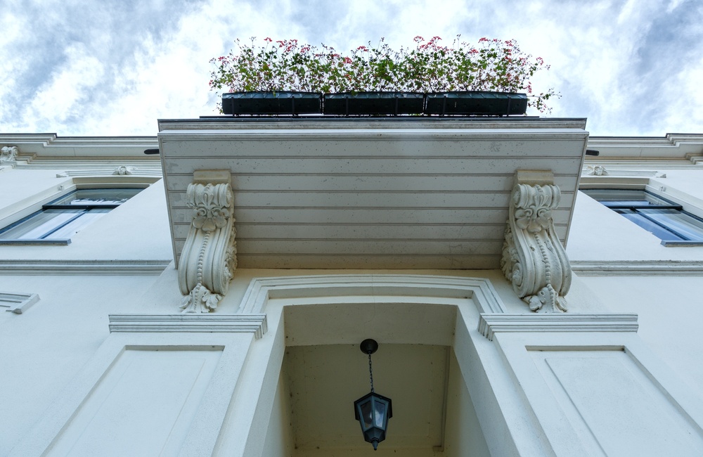 Onderzijde balkon met versierde consoles  - 2016