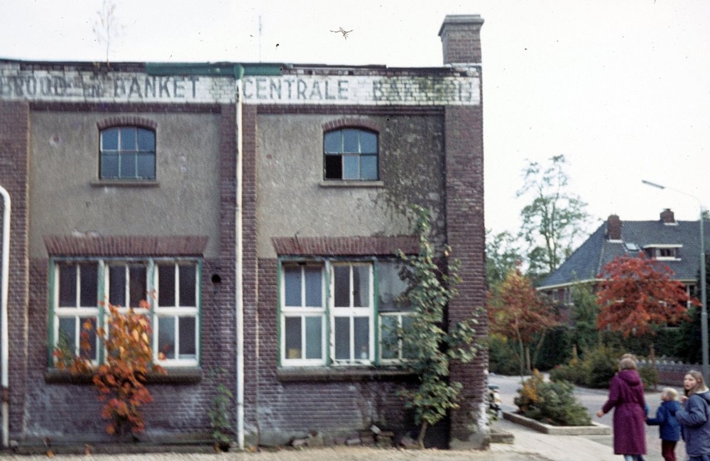 Centrale bakkerij, zijkant - 1984
