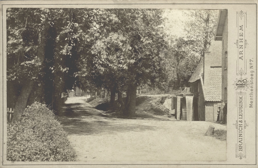 Beekstraat met watermolen rond 1895
