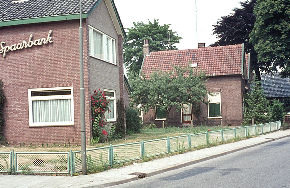 Boerenleenbank aan de Veerweg hoek Pinkelseweg - 1970
