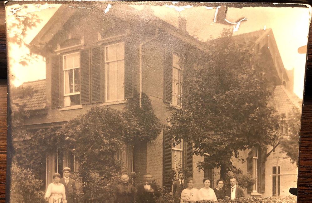 Familiefoto bij het huis ca. 1920