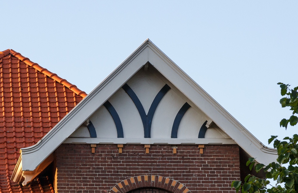 Topgevel voorzien van houten sierelementen - 2016
