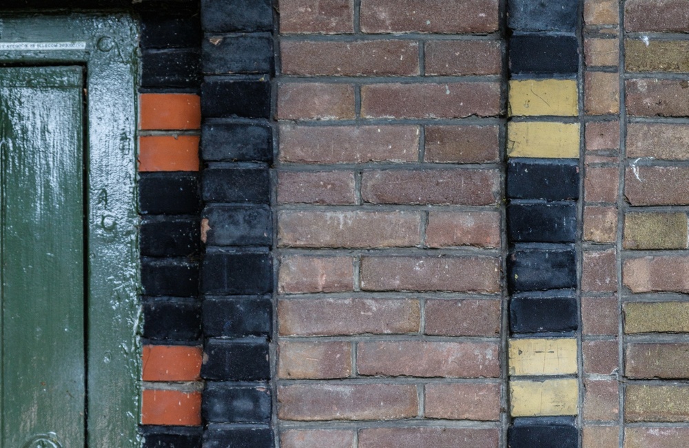 Detail kleur sierbanden en uitspringend metselwerk - 2016