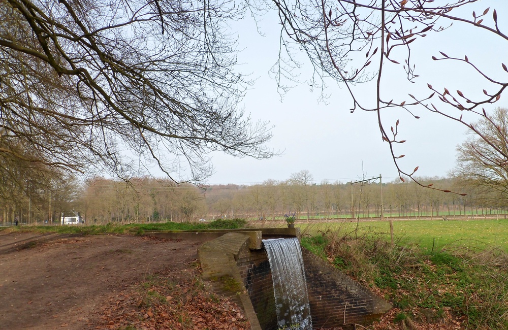 Cascade noordzijde kasteel; links opgeleide beek