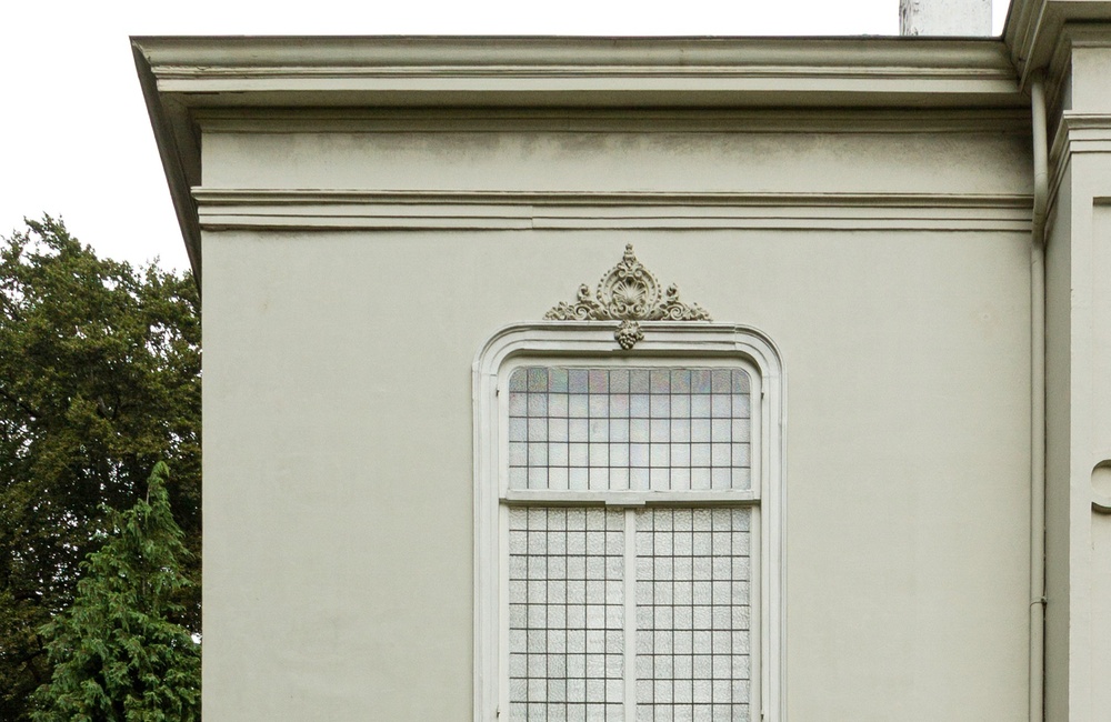 Vensters met geprofileerde stucomlijsting met sierelementen - 2016
