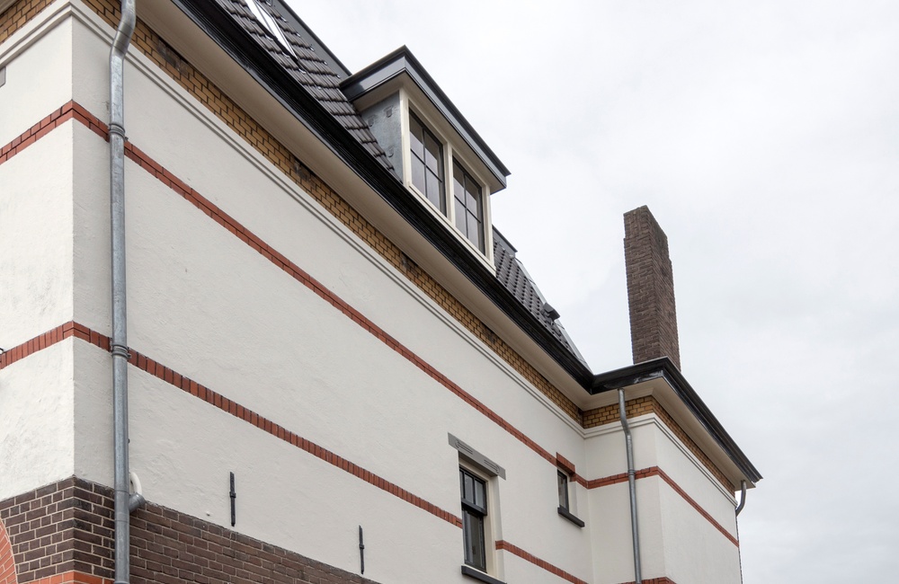 Pleisterwerk met twee randen van rode stenen – 2016