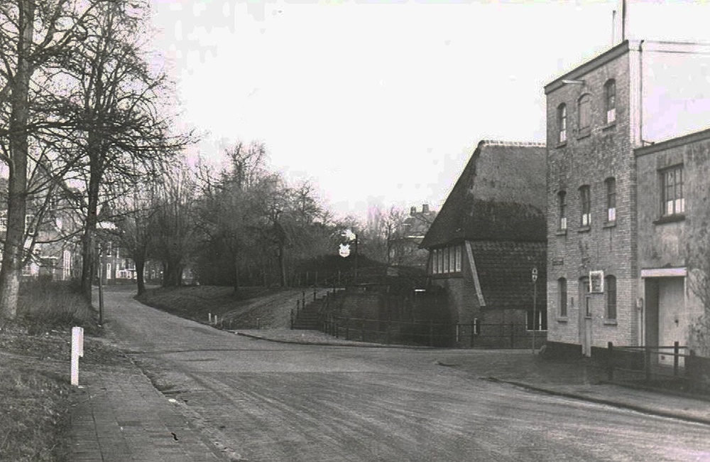 Beekstraat met watermolen rond 1960