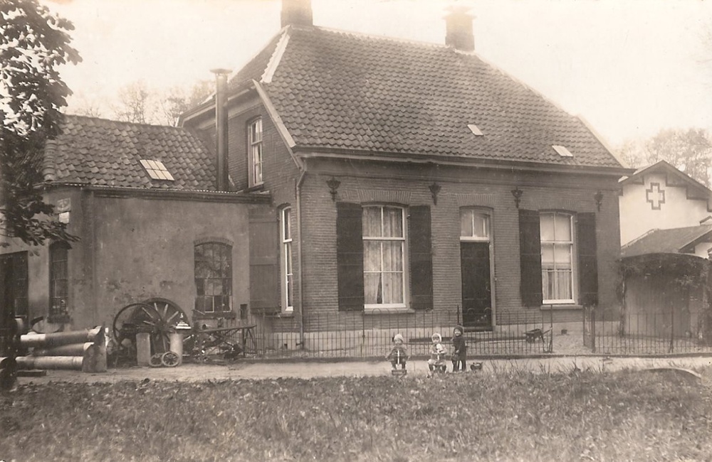 Smederij Schreurs, zijn kinderen spelend op straat - 1910