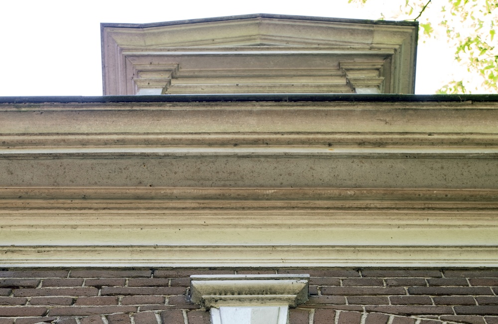 Detail versiering boven raam - 2016