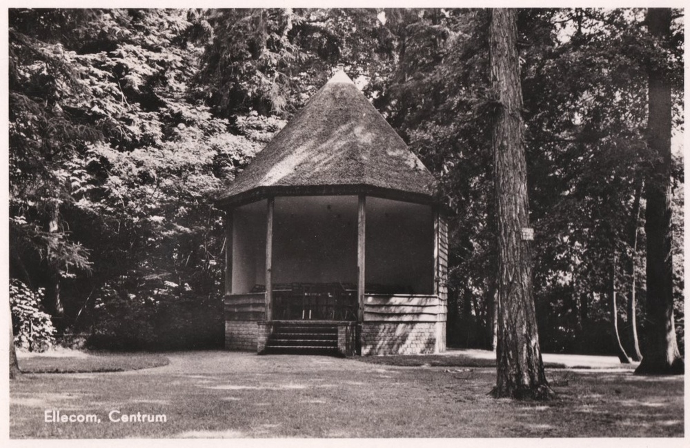 Muziektent Dorpsplein - 1954