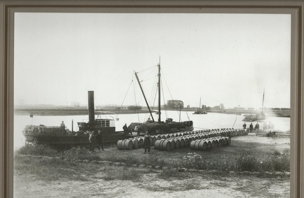 Sevenstern, lossen spiritusfusten aan de loswal aan de IJssel - ca. 1925