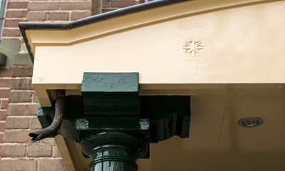 Detail voorgevel kerkje