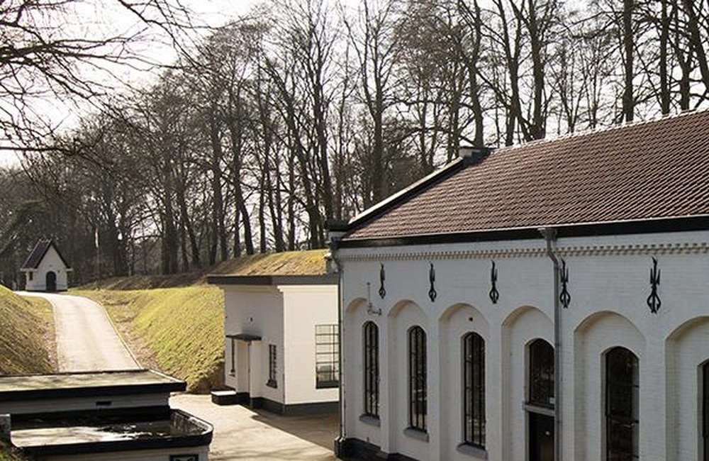 Klein waterpompstation op de achtergrond