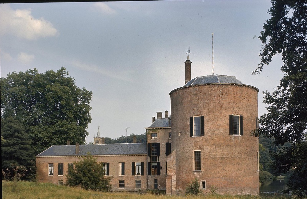 Kasteel Rosendael: Overzicht van de achtergevel met ronde toren