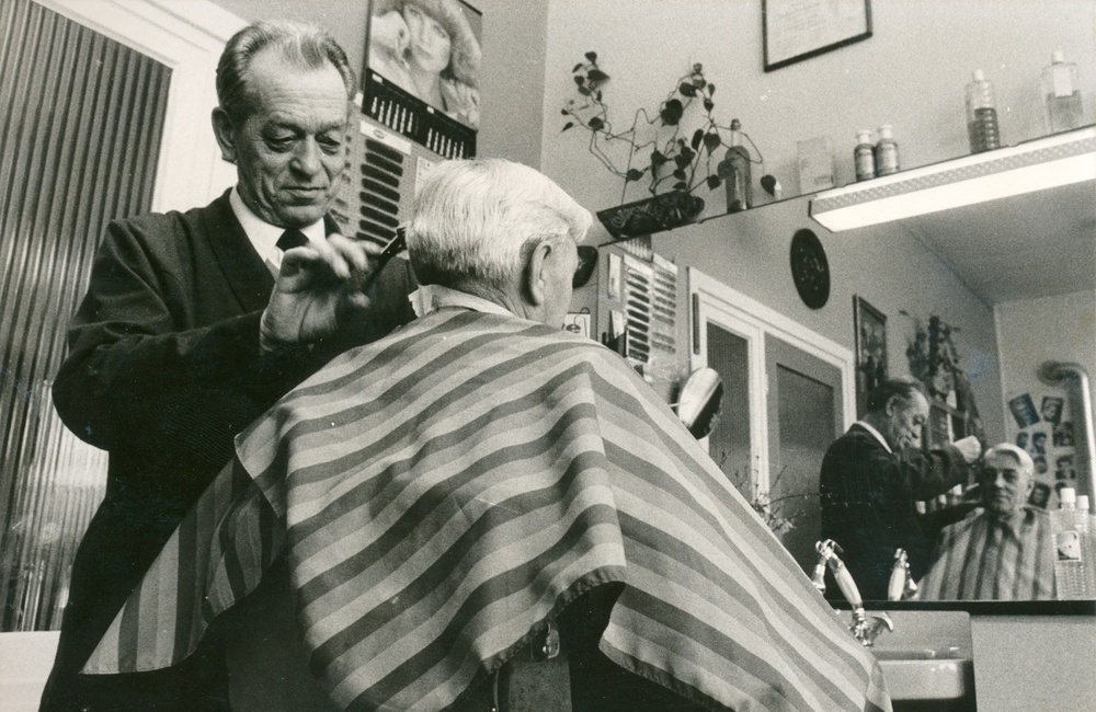 Kapper Gerrit Beijer knipt de postbode van Dieren (Spoorstraat 29) - ca. 1975