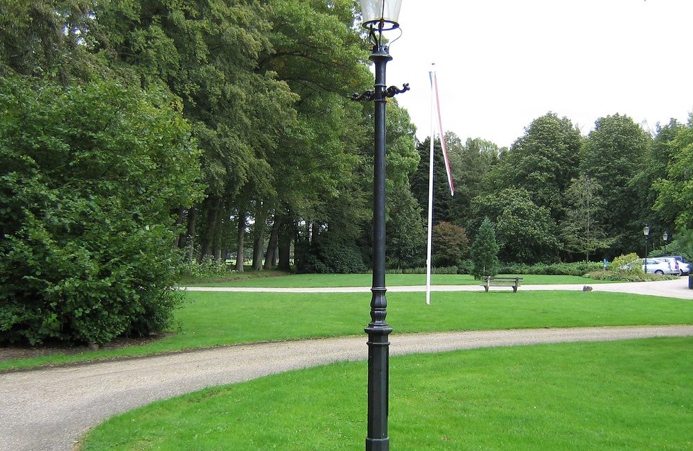 Een van de monumentale lantarenpalen op het landgoed (2009)