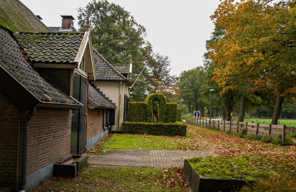 Gezicht langs de gevel, rechts de weg - 2016