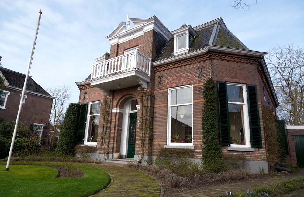 Voor- en rechterzijgevel - 2016
