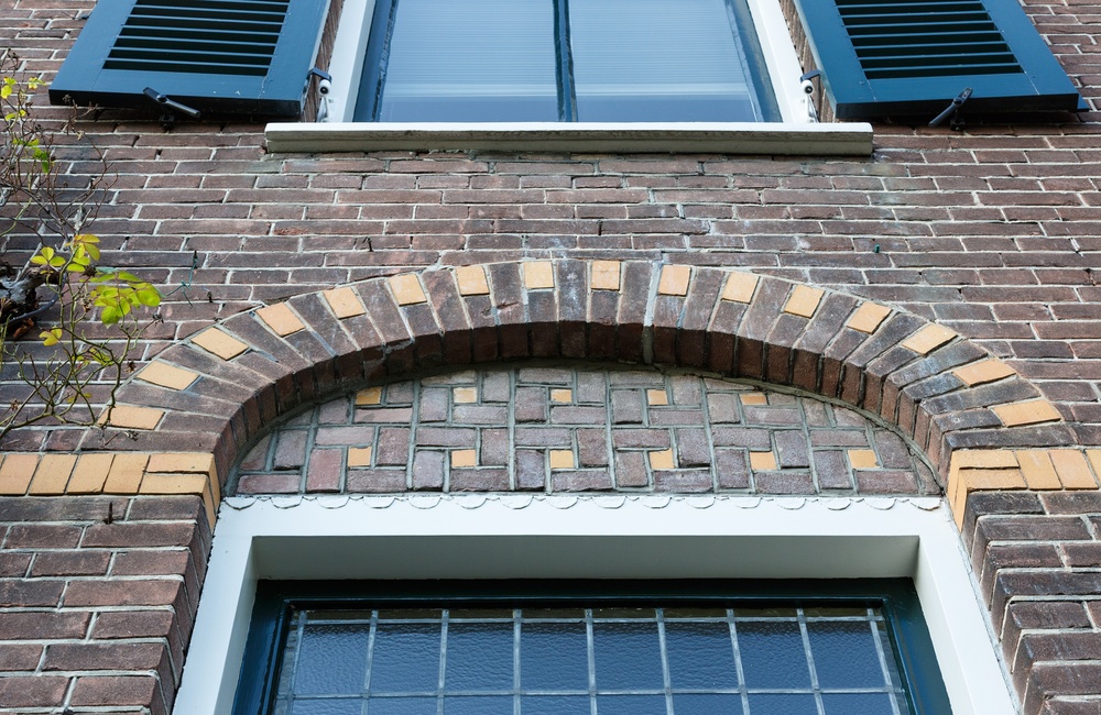 Detail bogen met metselmozaiek - 2016