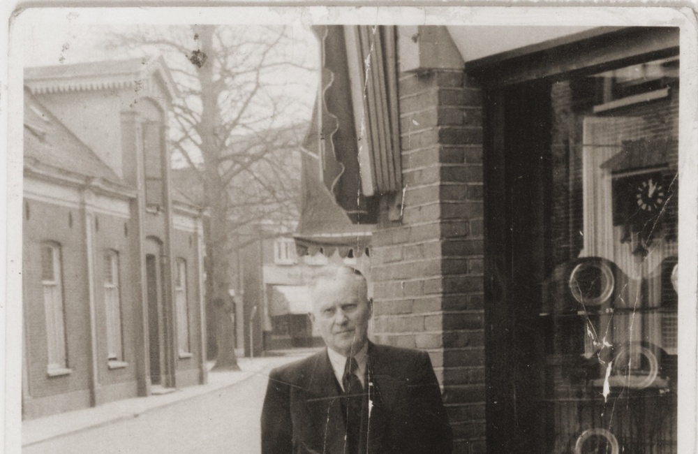 Juwelier Jos Cornelissen voor zijn winkel - 1950