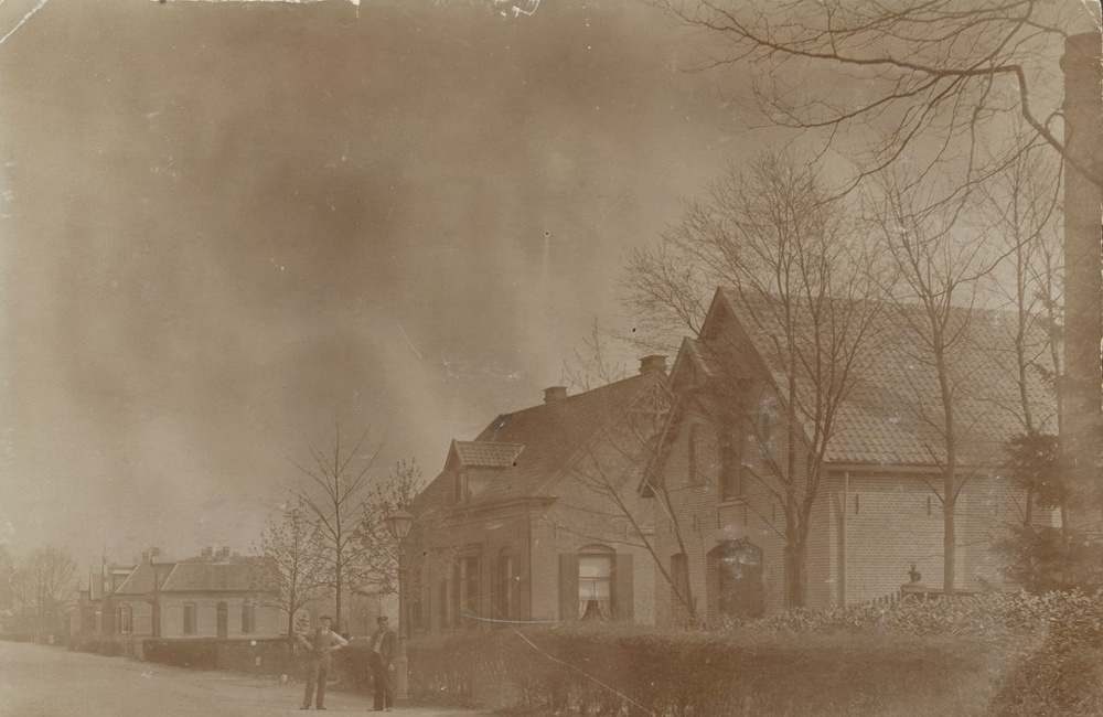 Maalderij (rechts) en molenaarswoning (midden) - ca. 1890
