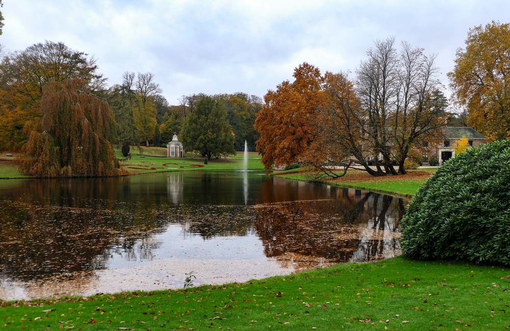 Park met vijver voor het kasteel