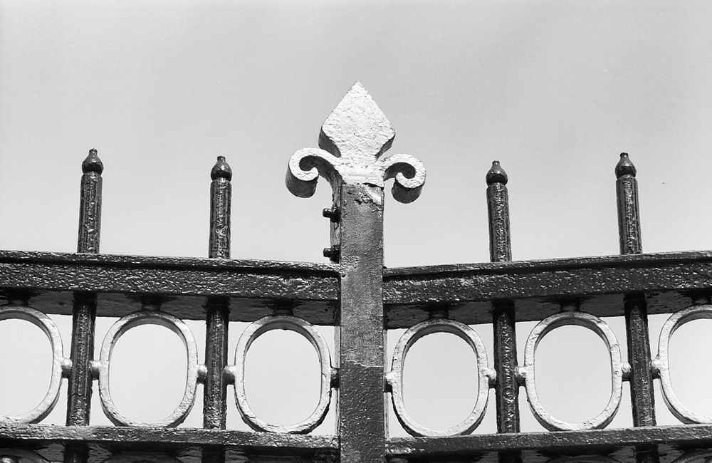 Bekroning van toegangshek Schweer bey der Beckestichting, Harderwijkerweg 66-136(1986)