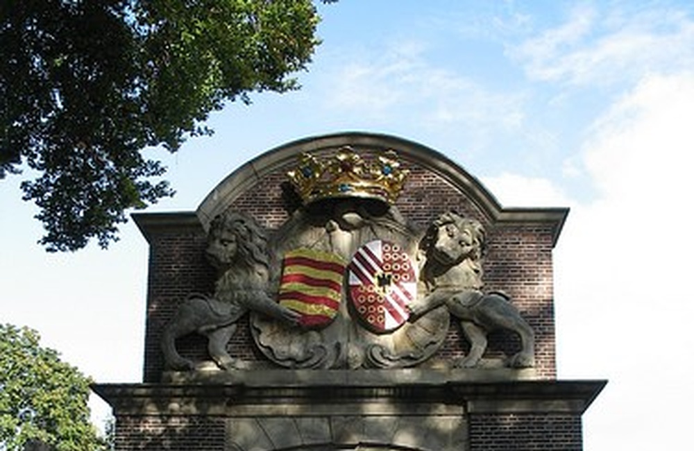 Poort met elementen van Huizs Overbeek