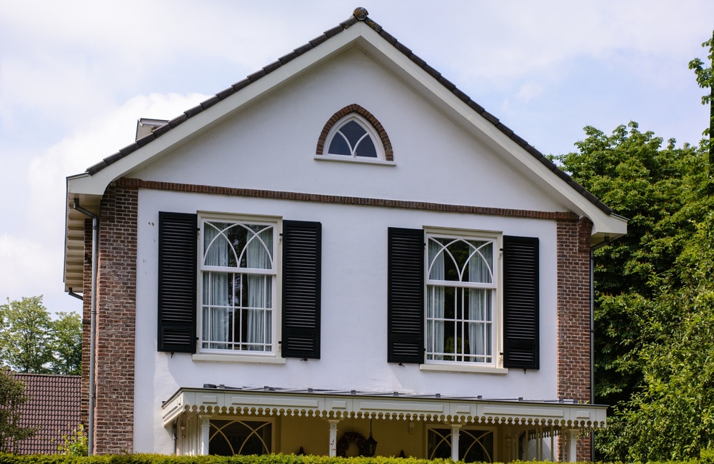 Voorgevel met witgepleisterde voorzijde en veranda - 2016