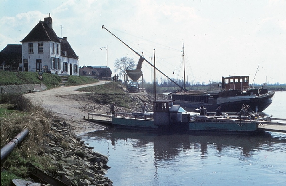 Veerhuis met stortsilo en schip