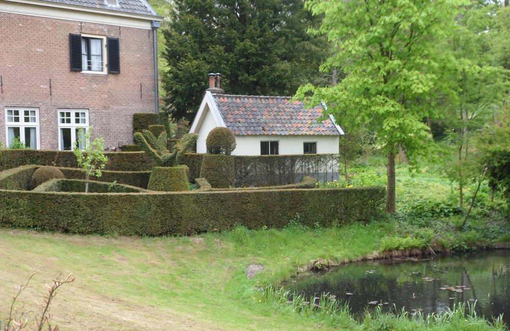 Zijkant Het Spijker met bakhuisje