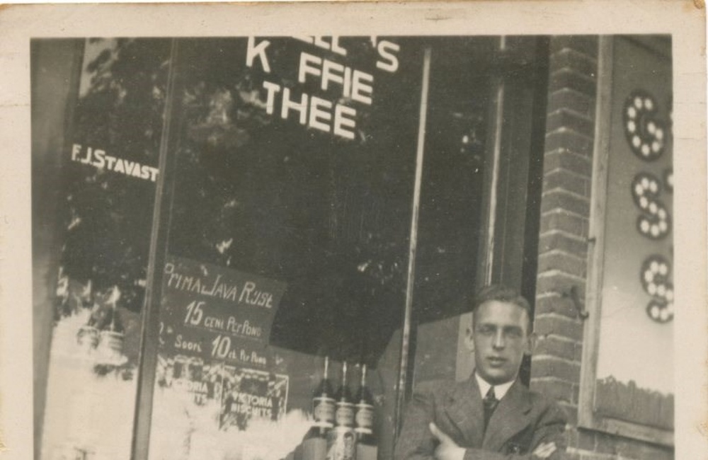 Kruidenier Jan Stavast voor zijn winkel - 1940