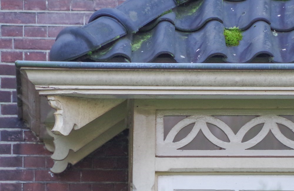 Detail dakrand met consoles