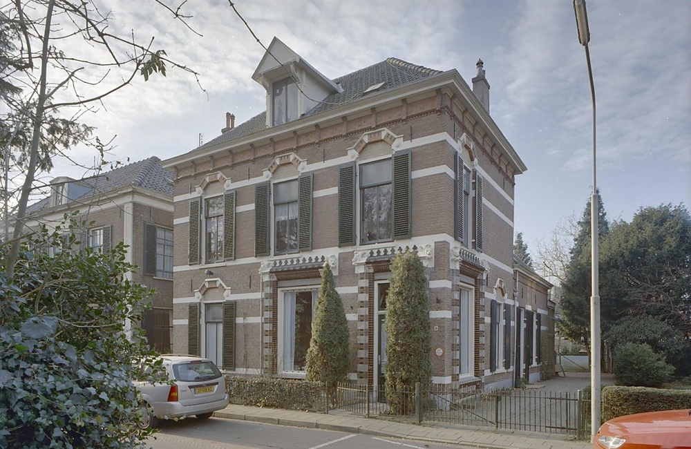 Overzicht voorgevel en rechter zijgevel (2001)