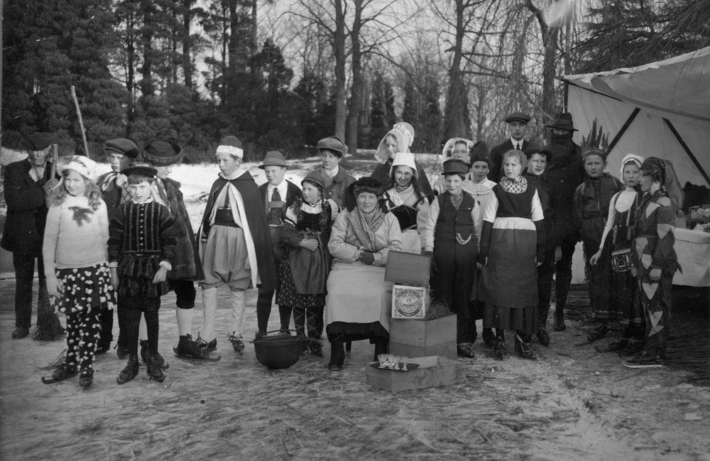Gekostumeerd op het ijs ca 1935