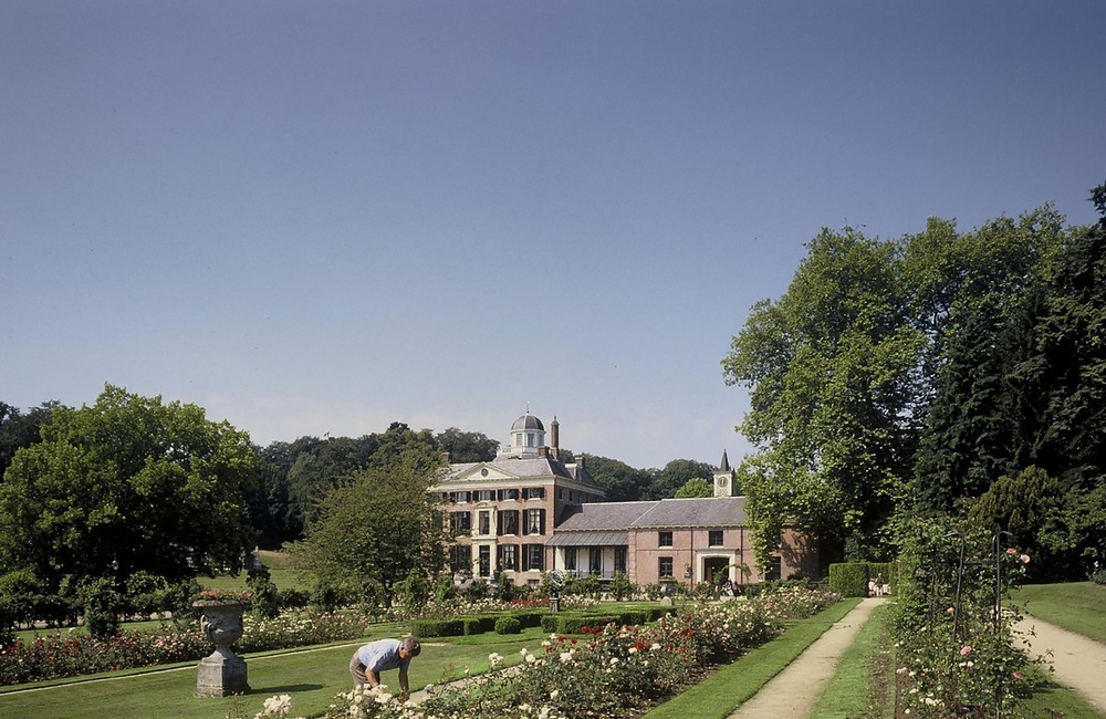 Overzicht van de oostgevel en rozentuin (2000)