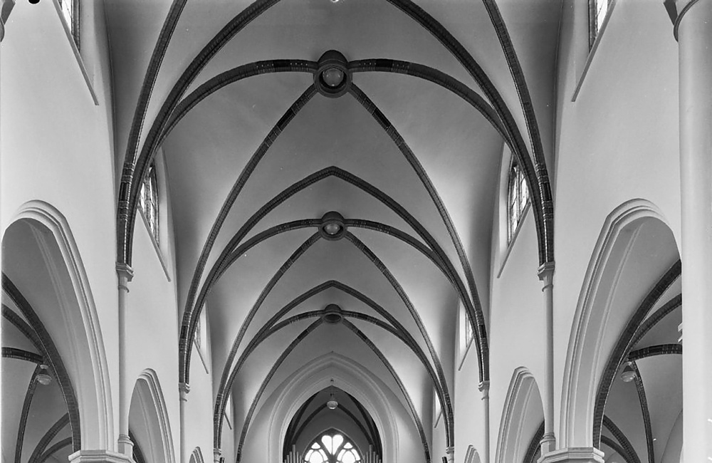 Rooms-Katholieke Kerk: interieur naar "t orgel (1970)