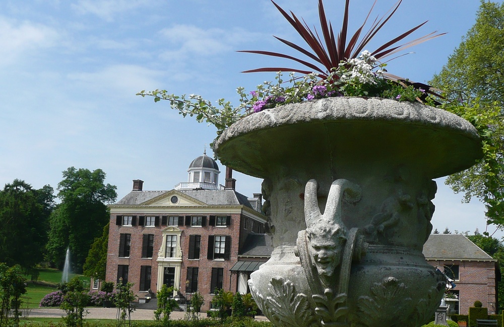 Voorplein en rozentuin 2015