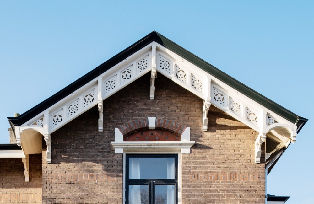 Balkon en versierde dakrand