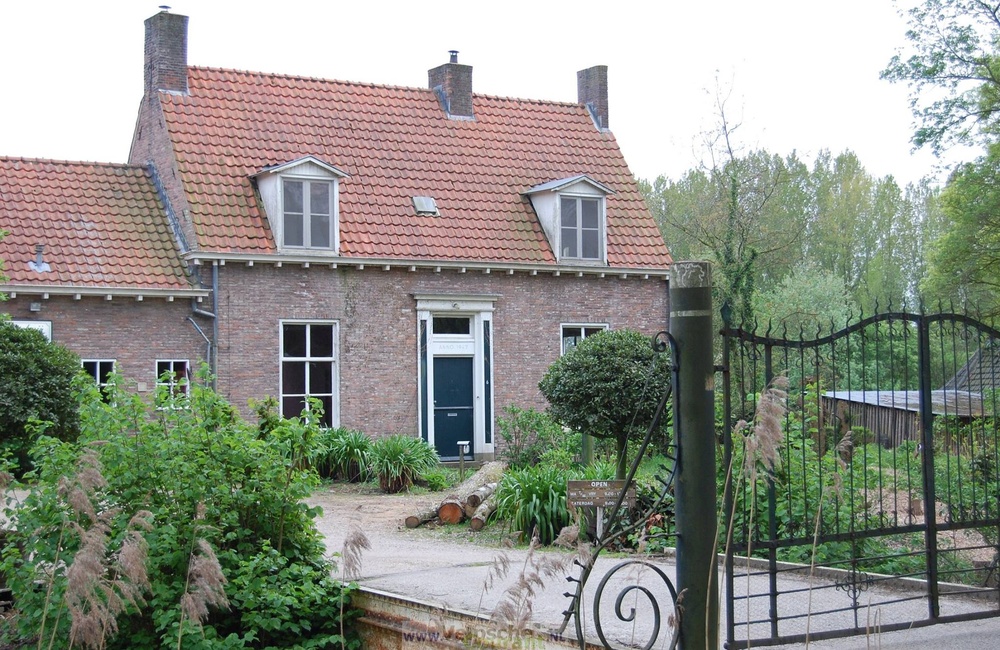 Toegangspoort met oprit
