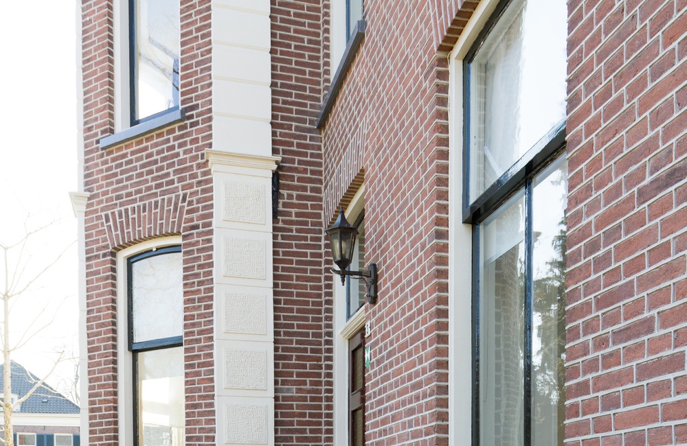 Omlopende gepleisterde plint - 2016