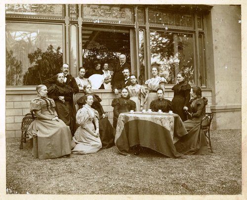 Familiefoto Wilhel M.K. voor het venster, achter hem zijn vader, aan tafel zijn vrouw. GA-8608